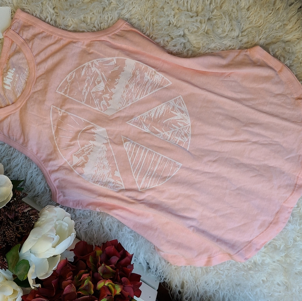 NWT Doe. Peace Graphic Tank